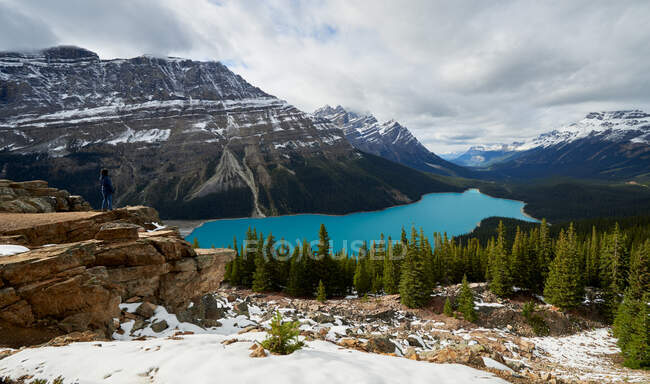 Прекрасний краєвид з гірським озером (Канада). — стокове фото