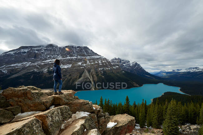 Mädchen genießen die Aussicht auf einer Wanderung am Peyto Lake, Banff National Park — Stockfoto