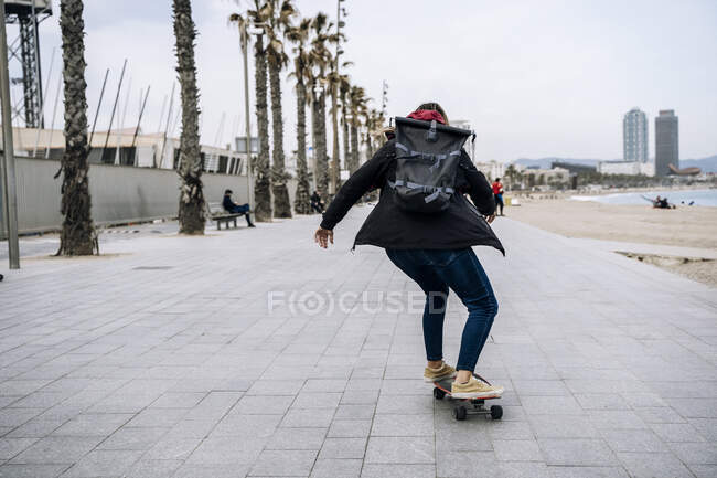 Skate girl lifestyle on the Barceloneta — Stock Photo