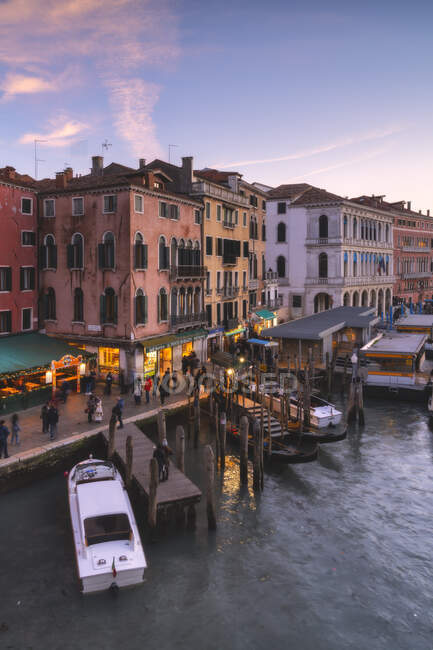 Venezia, Italia-circa settembre 2018: veduta del grande canale nella città di burano, veneto — Foto stock