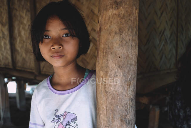 Porträt eines Mädchens, das dem Stamm der Thai angehört. — Stockfoto