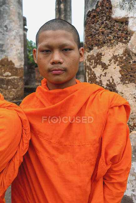 Retrato de un joven monje budista en Bangkok. - foto de stock
