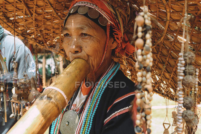 Portrait d'une femme d'une tribu thaïlandaise jouant d'un instrument de musique. — Photo de stock