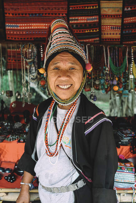 Retrato de uma mulher tailandesa pertencente a uma tribo. — Fotografia de Stock