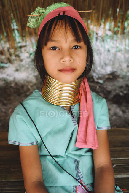 Retrato de una hermosa chica de la tribu de las mujeres jirafa. - foto de stock