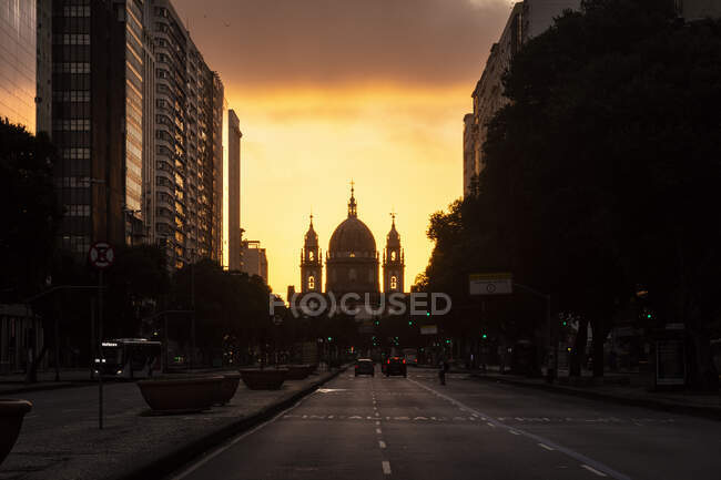 Rue d'autoroute vide avec église à l'arrière pendant l'épidémie de covidange-19 — Photo de stock
