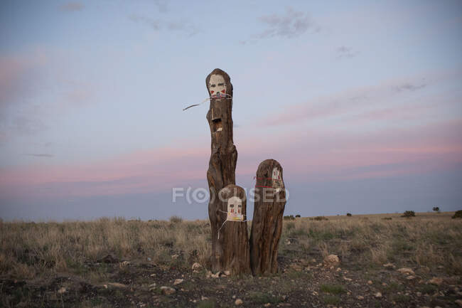 Wupatki Spirit Totem in Flagstaff Arizona з масками під час заходу сонця — стокове фото