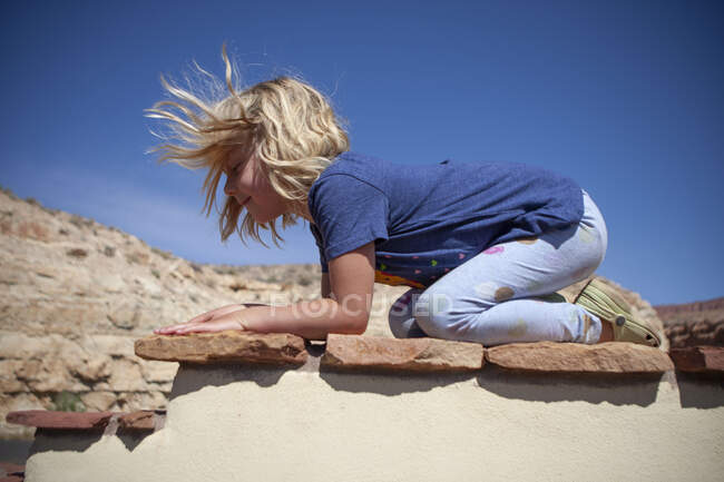 Fille sur les rochers à Lees Ferry Arizona avec des cheveux soufflés par le vent — Photo de stock