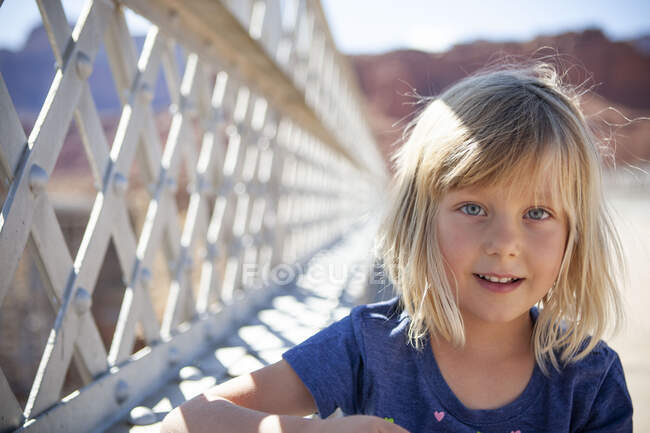 Fille regardant dans la caméra sur Navajo Bridge, Lees Ferry Arizona — Photo de stock