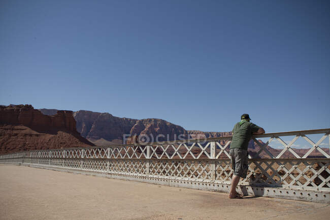 Homem olhando sobre Navajo Bridge em Lees Ferry Arizona — Fotografia de Stock