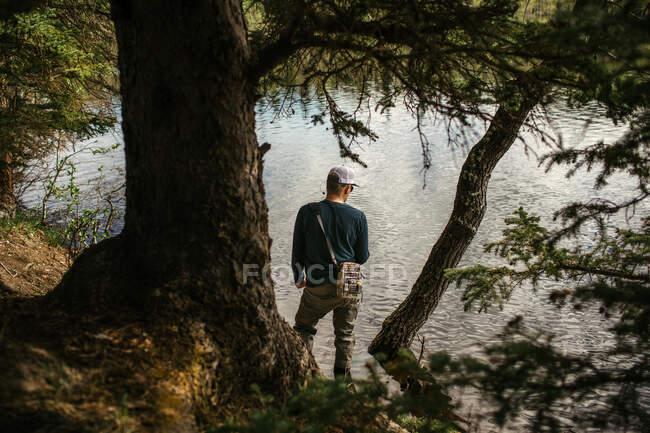 Mann angelt in einem See zwischen Bäumen — Stockfoto
