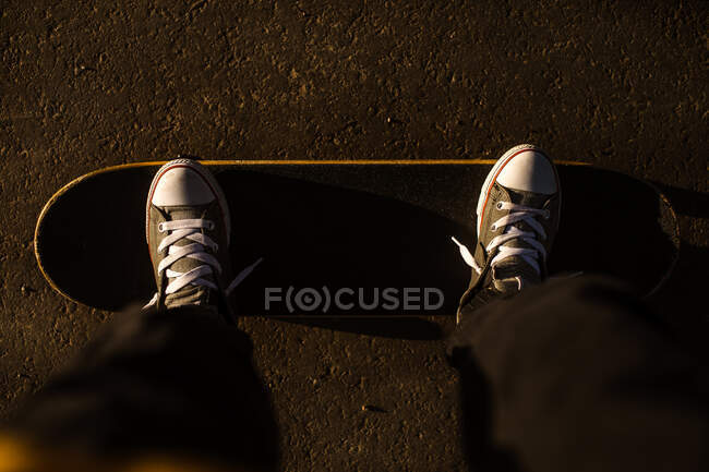 Pieds d'un homme debout sur le skateboard — Photo de stock