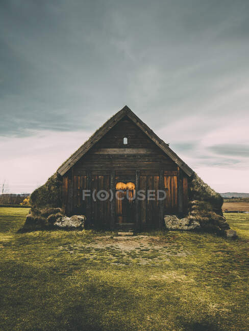 Maison abandonnée dans la campagne — Photo de stock