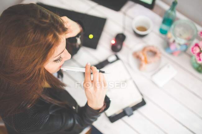 Daydreaming menina em uma mesa — Fotografia de Stock