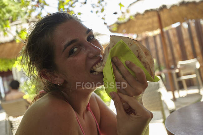 Girl eats a sandwich — Stock Photo