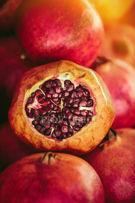 Rote Granatäpfel auf dem Bauernmarkt — Stockfoto