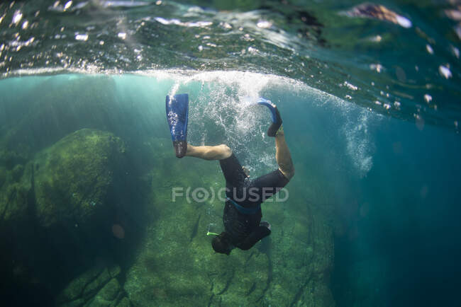 Un homme plongeant près de Coronado Island à Loreto, Basse Californie, Mexique. — Photo de stock