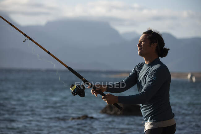 Один человек ловит рыбу на побережье острова Кармен в Лорето, Нижняя Калифорния, Мексика. — стоковое фото
