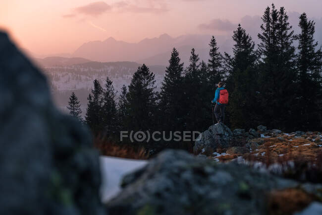 Девушка смотрит на закат с горы — стоковое фото
