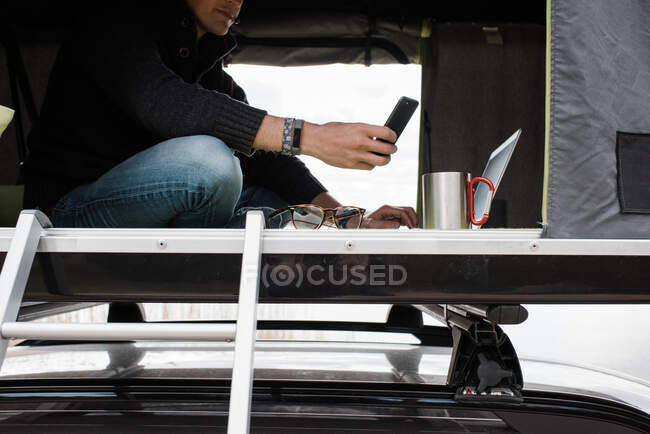Uomo che lavora da una tenda alla distanza sociale dall'ufficio — Foto stock