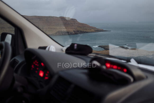 Paisagem temperamental através da janela do carro, Ilhas Faroé — Fotografia de Stock