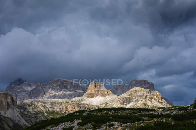 Los picos de montaña Croda dei Rondoi, a la derecha y Torre dei Scarperi, a la izquierda Schwabenalpenkopf en el Sexten Dolomites Sesto Dolomites, Tirol del Sur, Italia - foto de stock