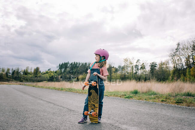 Oung girl learning to skateboard on her own — Stock Photo
