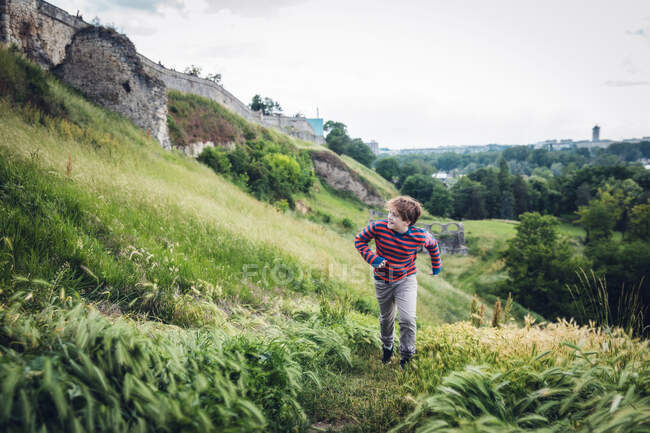 Boy Running Up A Grassy Hill em Belgrado, Sérvia — Fotografia de Stock