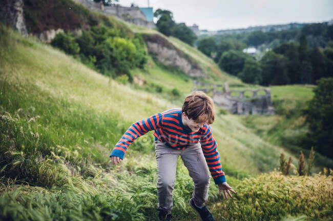 Boy Running Up A Grassy Hillside a Belgrado, Serbia — Foto stock