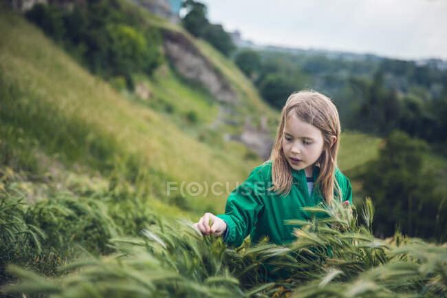 Bambina in campo verde in montagna — Foto stock