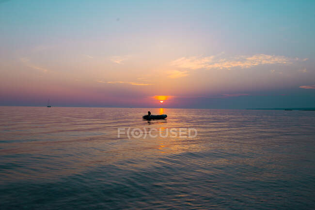 Beau coucher de soleil sur la mer Adriatique — Photo de stock