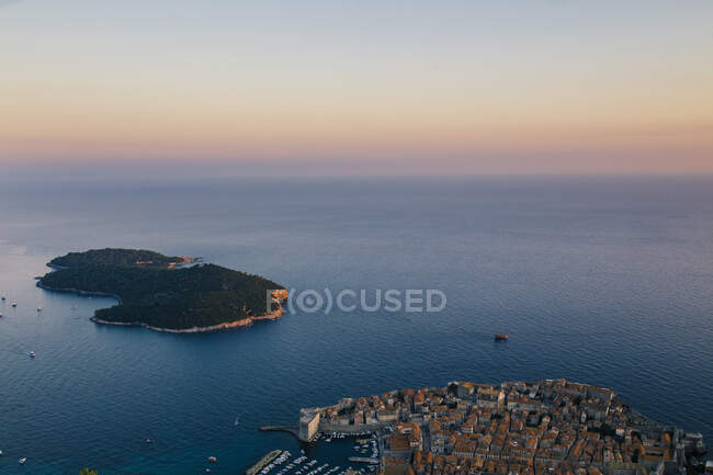 Vista superior de la isla de Lokrum cerca de Dubrovnik - foto de stock
