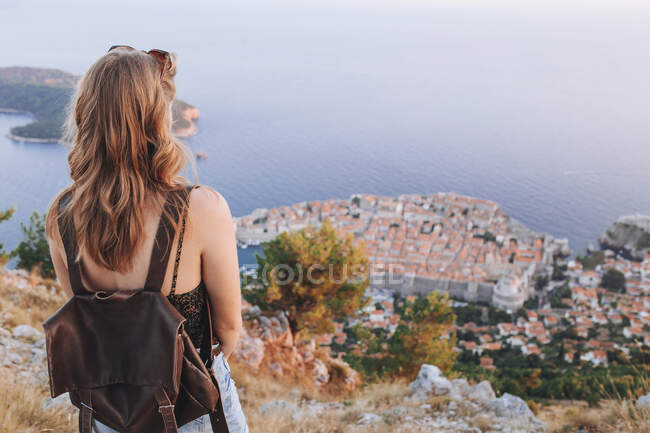 Visão traseira da mulher loira no ponto de vista Dubrovnik — Fotografia de Stock