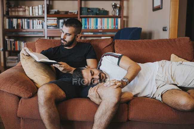 Молода гей пара проводить час разом вдома — стокове фото