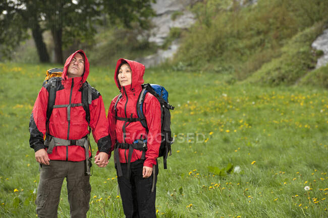 Couple hiking in the rain in England — Stock Photo