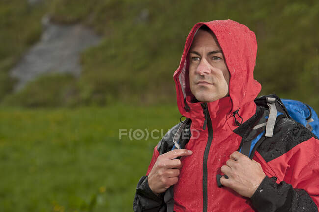 Чоловік, що гуляє під дощем в Англії. — стокове фото