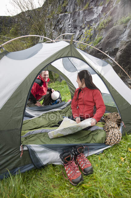 Casal arrumando acampamento e se preparando para ir caminhadas no Reino Unido — Fotografia de Stock