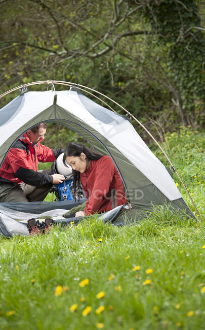 Пара збирає речі в табір і готується до походів у Велику Британію — стокове фото