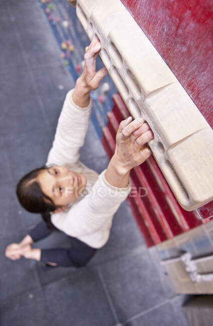 Mulher treinando em fingerboard no ginásio de escalada indoor — Fotografia de Stock