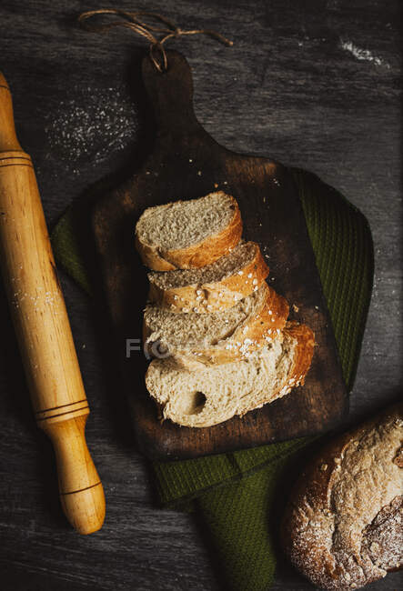 Dunkle Lebensmittel Brot und Nudeln — Stockfoto