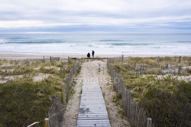 Amigos na praia em Nova Inglaterra — Fotografia de Stock