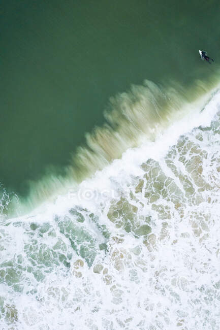 Vista aérea de un surfista en Nueva Inglaterra - foto de stock