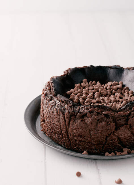 Шоколадний баскський спалений чізкейк з шоколадними чіпсами — стокове фото