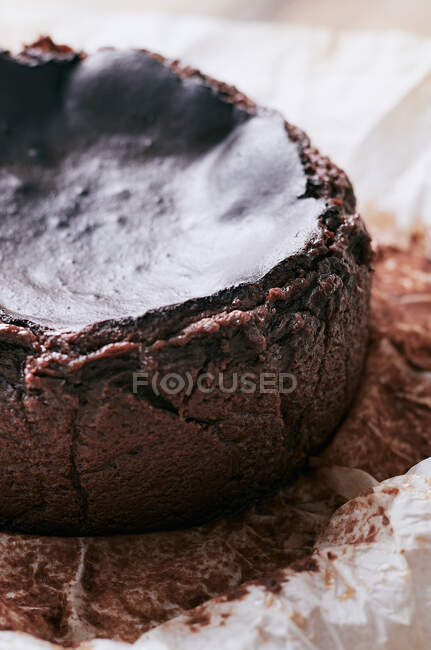 Pastel de queso vasco de chocolate de cerca - foto de stock