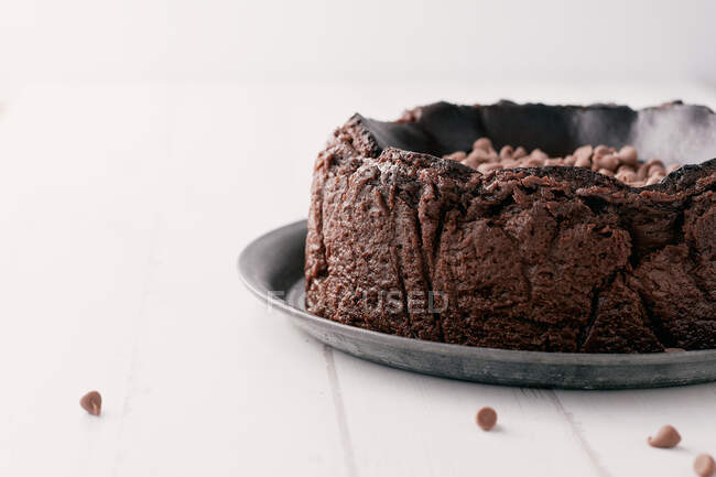 Torta di cioccolato basco bruciato con gocce di cioccolato — Foto stock