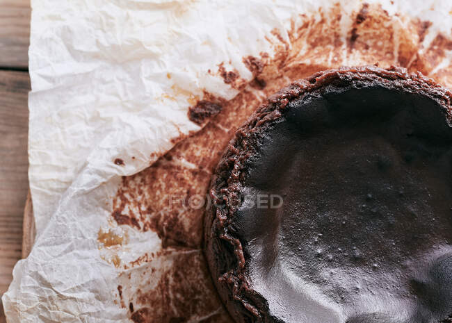 Visão aérea de bolo de queijo basco de chocolate ou bolo de queijo de San Sebastian — Fotografia de Stock