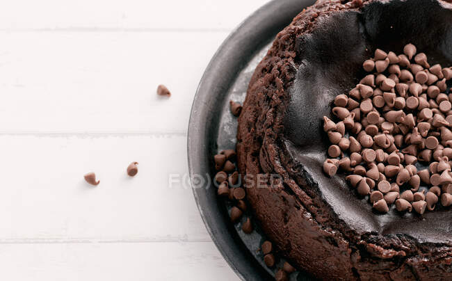 Blick von oben auf einen Schokoladenkorb mit verbranntem Käsekuchen mit Schokoladenchips — Stockfoto