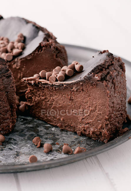 Um pedaço de um cheesecake queimado basco de chocolate de perto — Fotografia de Stock