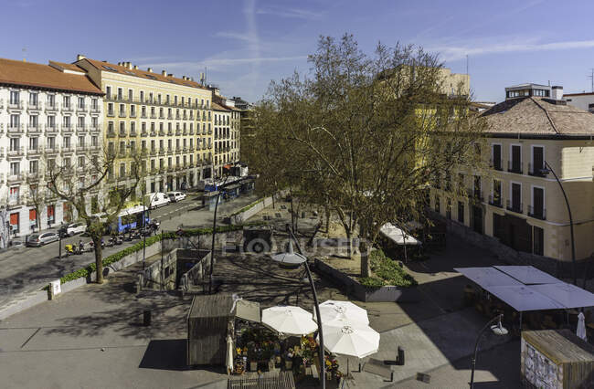 Plaza vacía en Madird, España, en la Plaza Tirso de Molina Covid19. - foto de stock