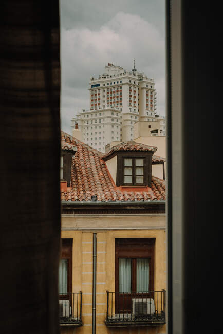 Vista da janela para a Torre de Madrid, Espanha. — Fotografia de Stock